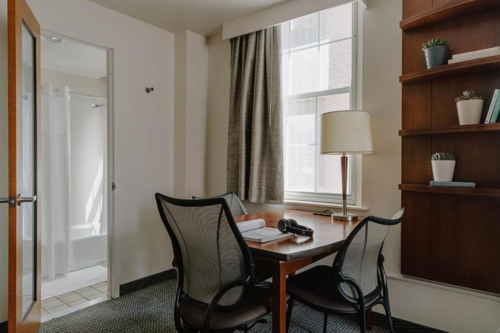 One-Bedroom Suite with Kitchenette room - Image 2
