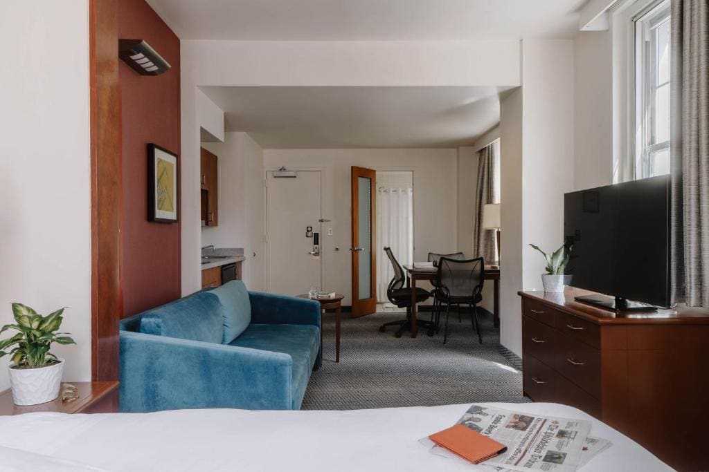One-Bedroom Suite with Kitchenette room - Image 3