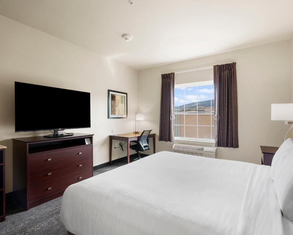 King Room with Roll-In Shower - Disability Access room - Image 1