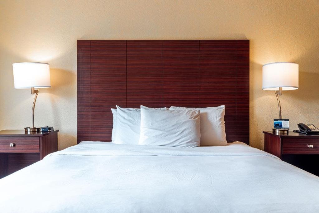 Queen Room with Two Queen Beds - Non-Smoking room - Image 3
