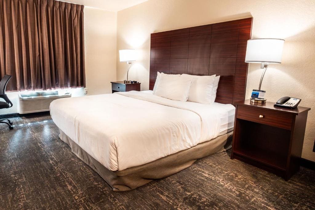 Queen Room with Two Queen Beds - Non-Smoking room - Image 2