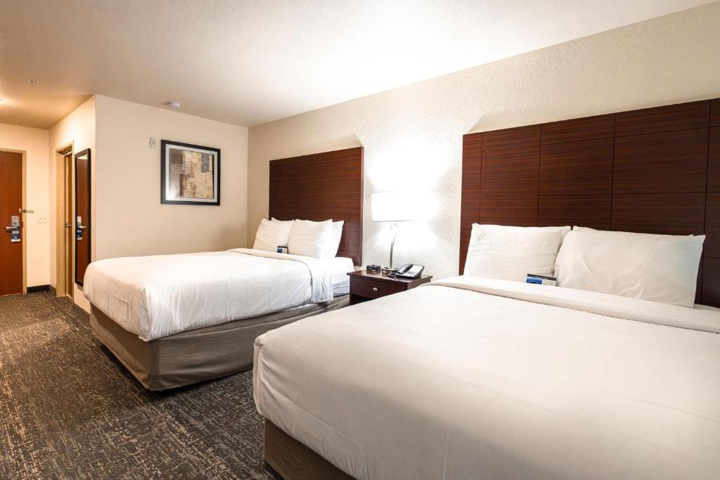 Queen Room with Two Queen Beds - Non-Smoking room - Image 1