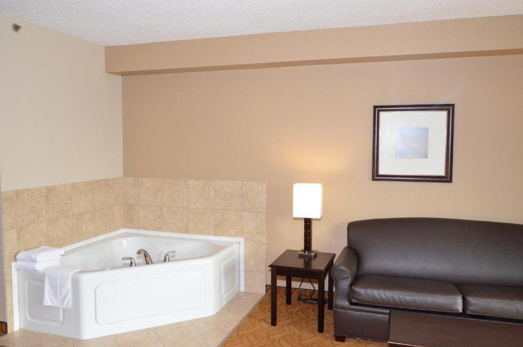 Queen Room with Two Queen Beds - Non-Smoking room - Image 3