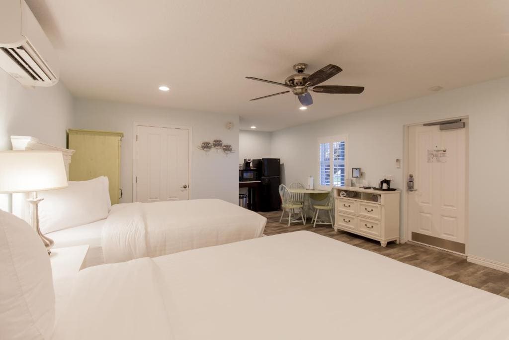 Queen Room with Pool View room - Image 1