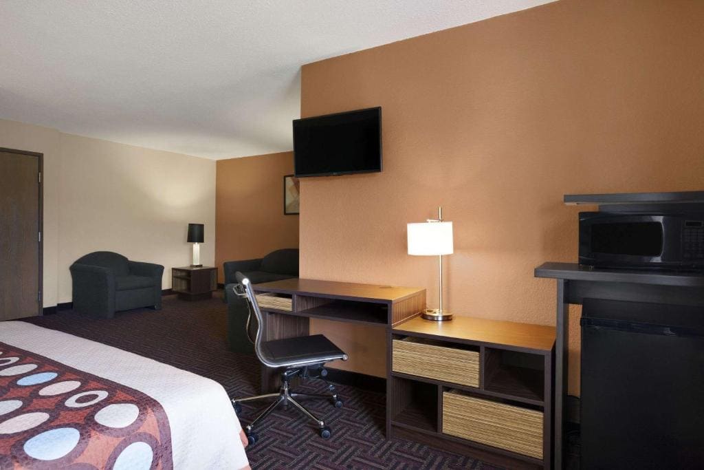 Queen Room with Two Queen Beds - Non-Smoking room - Image 2