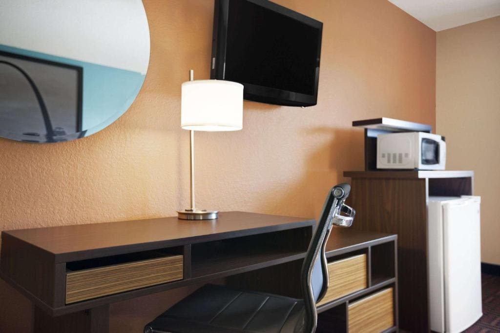 Queen Room with Two Queen Beds - Non-Smoking room - Image 3