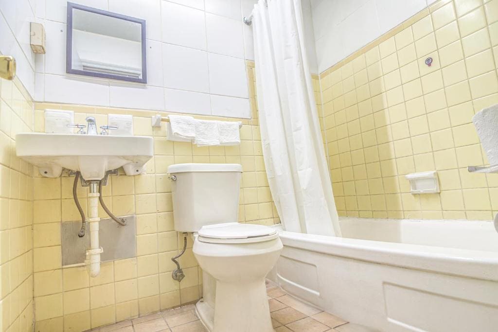 2 Full Bed Smoking room - Image 1