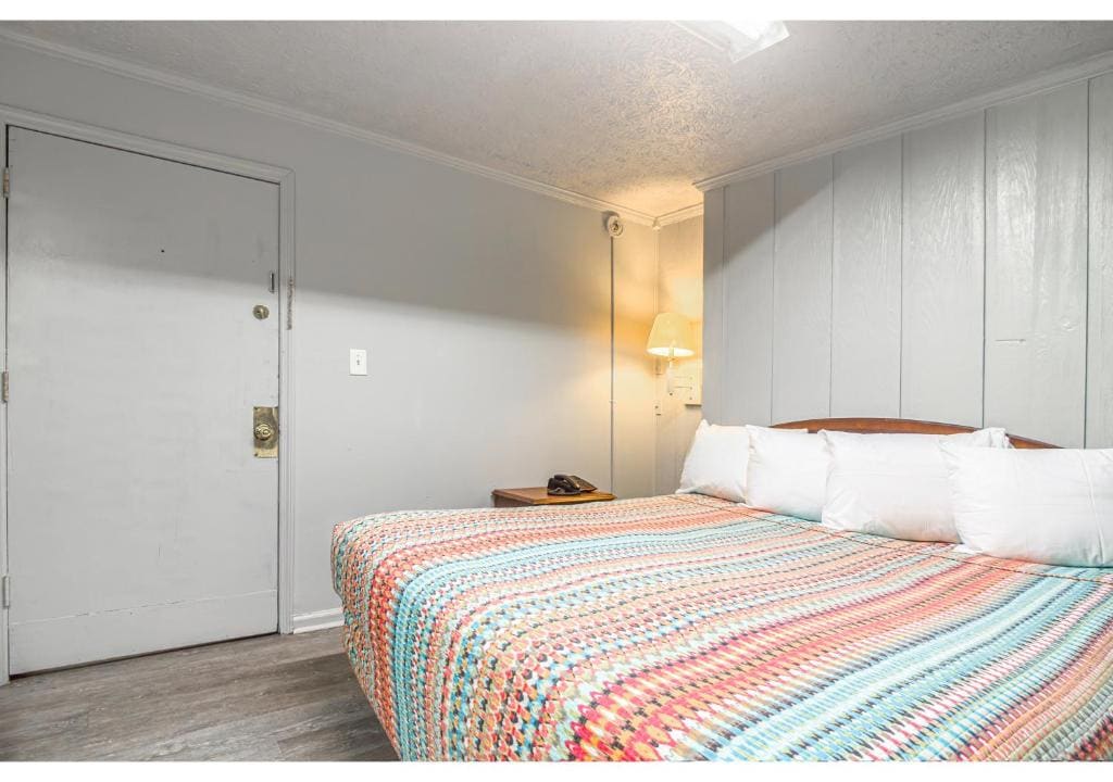 Queen Bed Non-Smoking room - Image 3