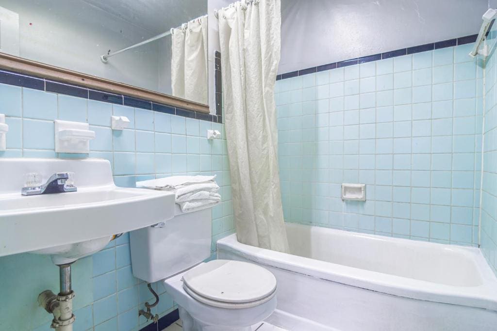 Queen Bed Smoking room - Image 1