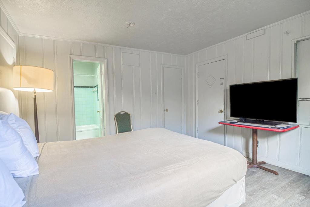 Queen Bed Smoking room - Image 3