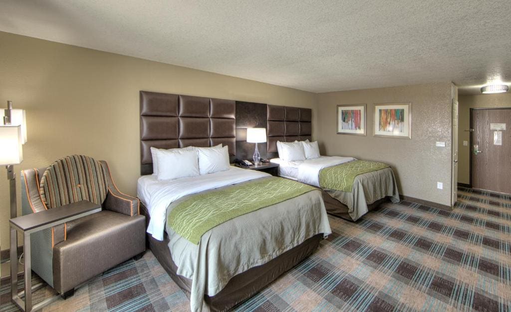 Queen Room with Two Queen Beds room - Image 2