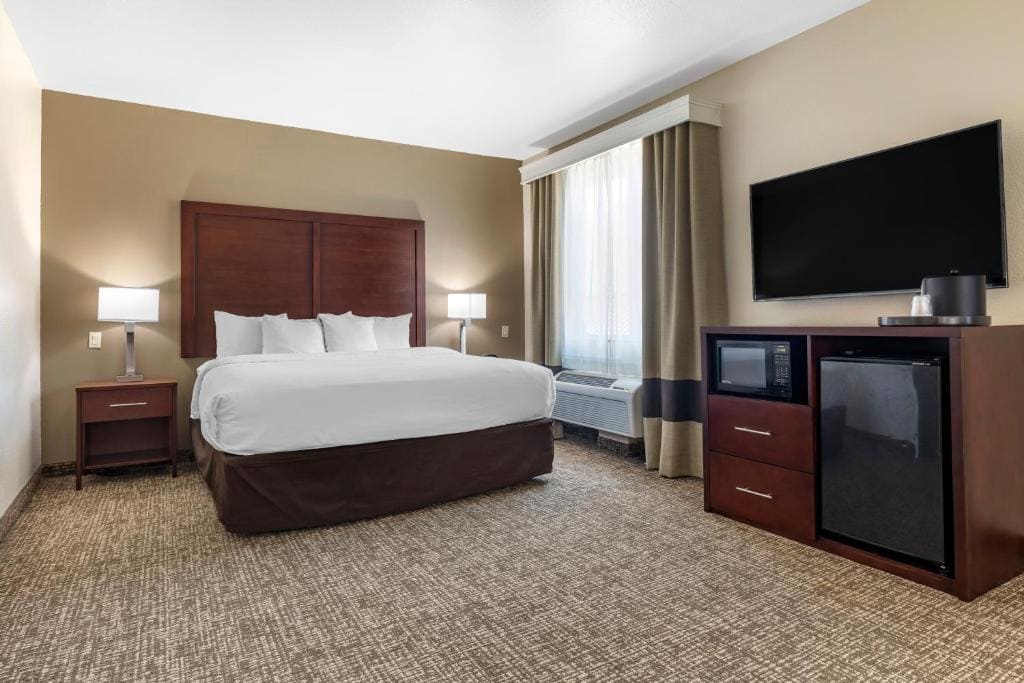 King Suite with Sofa Bed - Non-Smoking room - Image 3