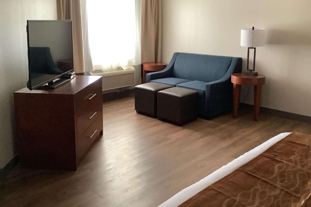 Efficiency Queen Suite with Two Queen Beds - Accessible/Non-Smoking room - Image 2