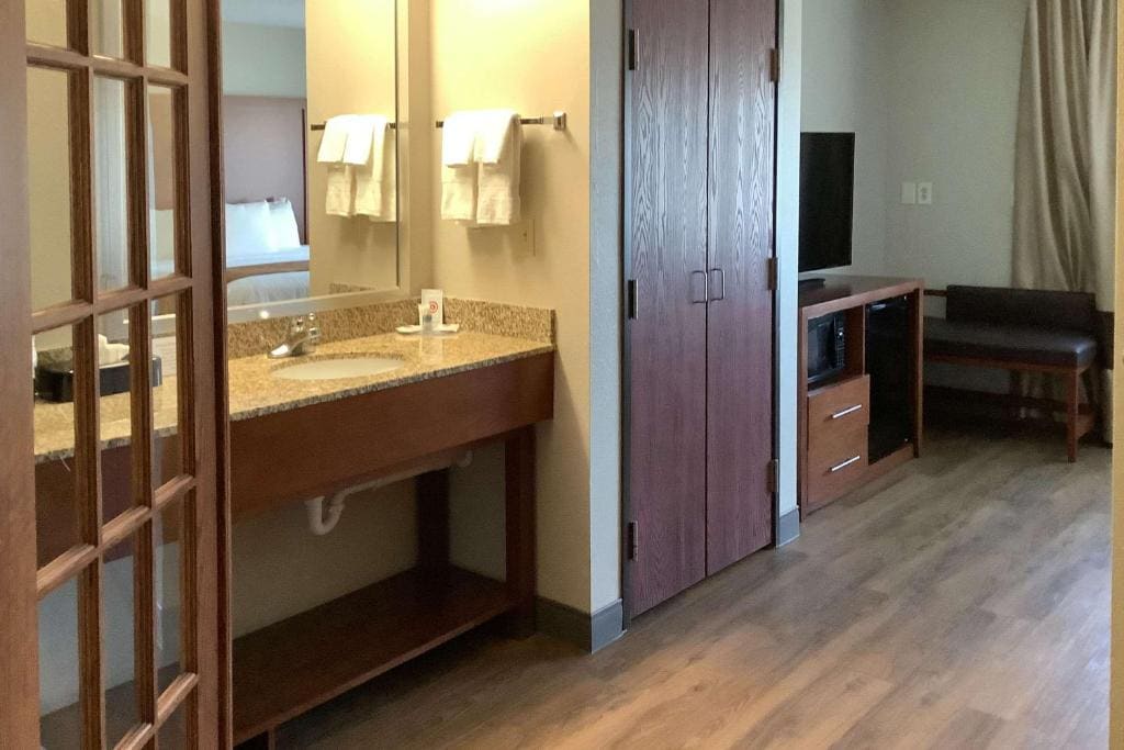 One Bedroom King Suite with Sofa Bed - Non-Smoking room - Image 1
