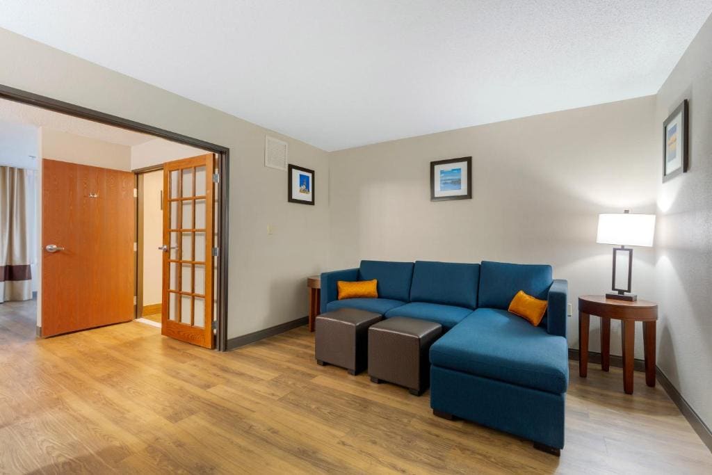 Queen Suite with Two Queen Beds - Non-Smoking room - Image 3