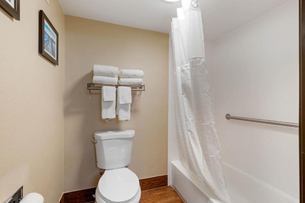 Queen Suite with Two Queen Beds - Non-Smoking room - Image 1