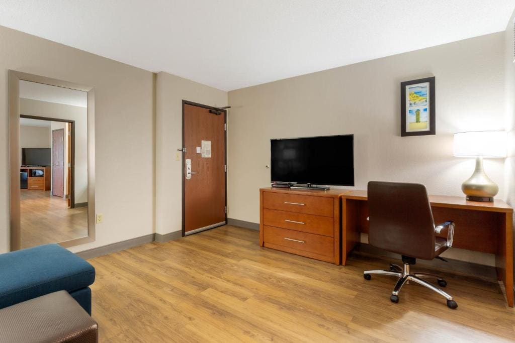 Queen Suite with Two Queen Beds - Non-Smoking room - Image 2