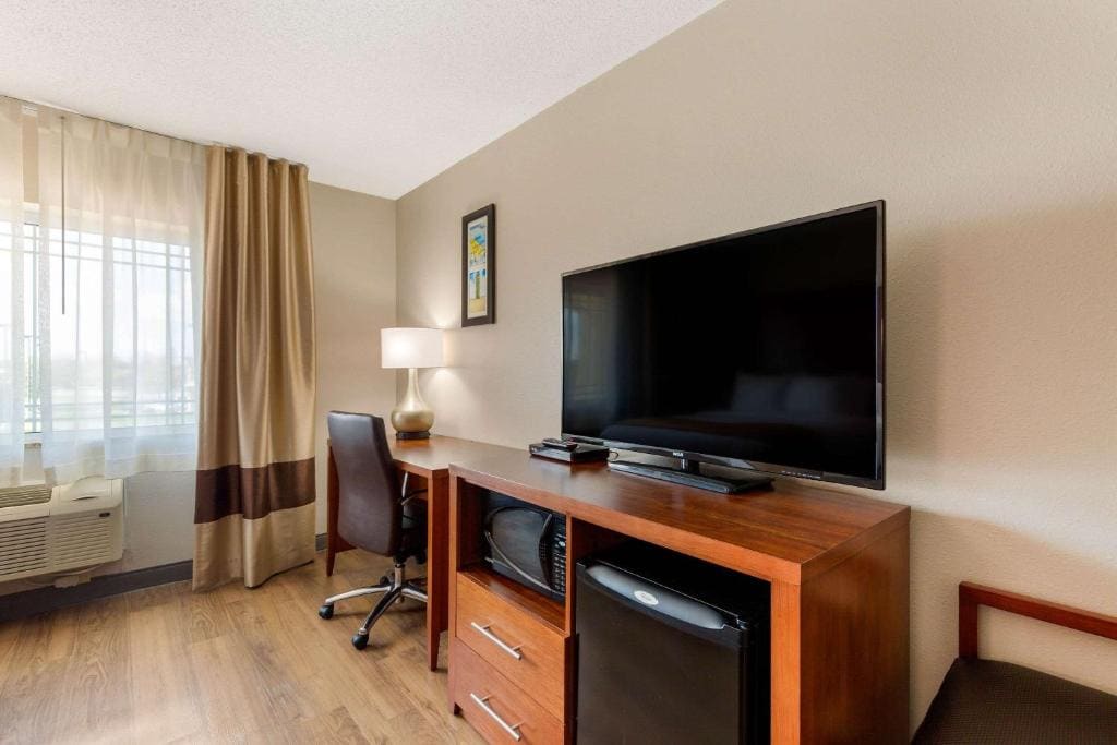 Standard Queen Room with Two Queen Beds - Non-Smoking room - Image 3