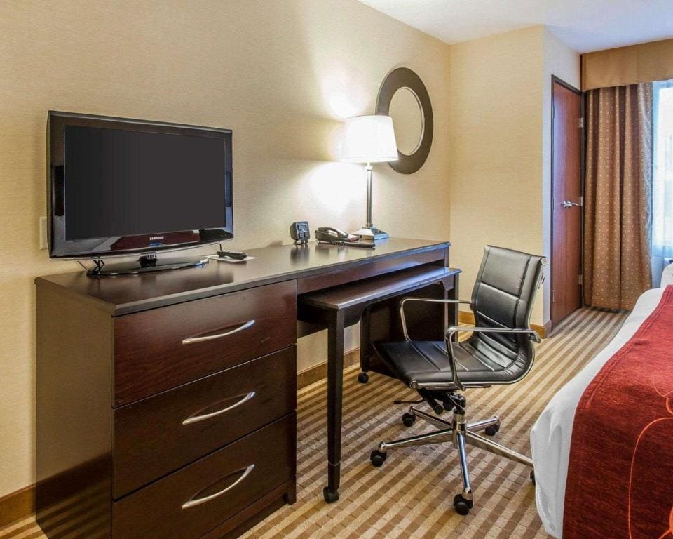 Queen Suite - Non-Smoking room - Image 3