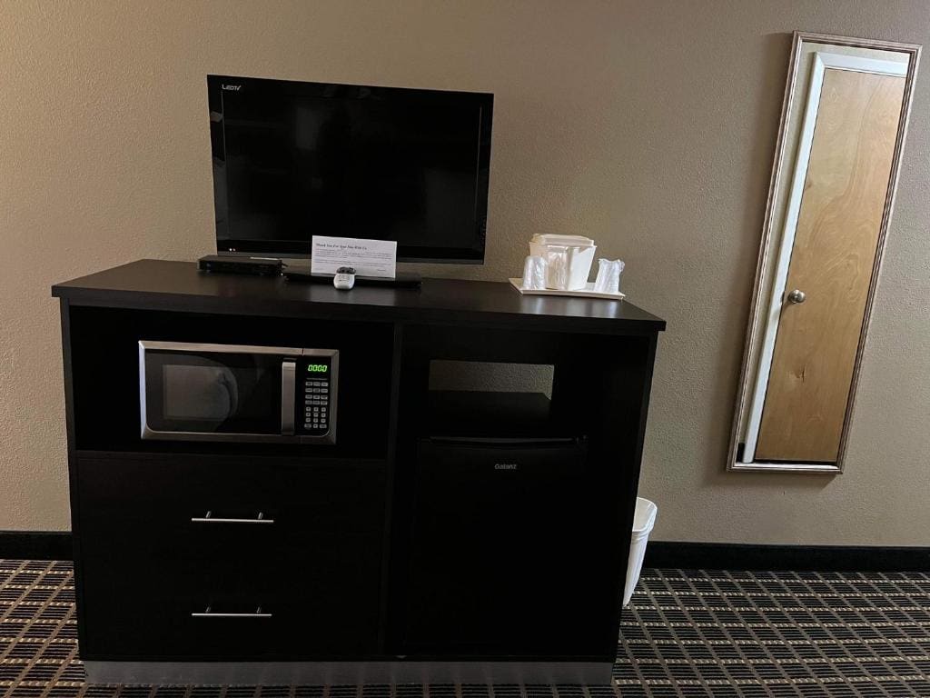 King Suite - Non-Smoking room - Image 2