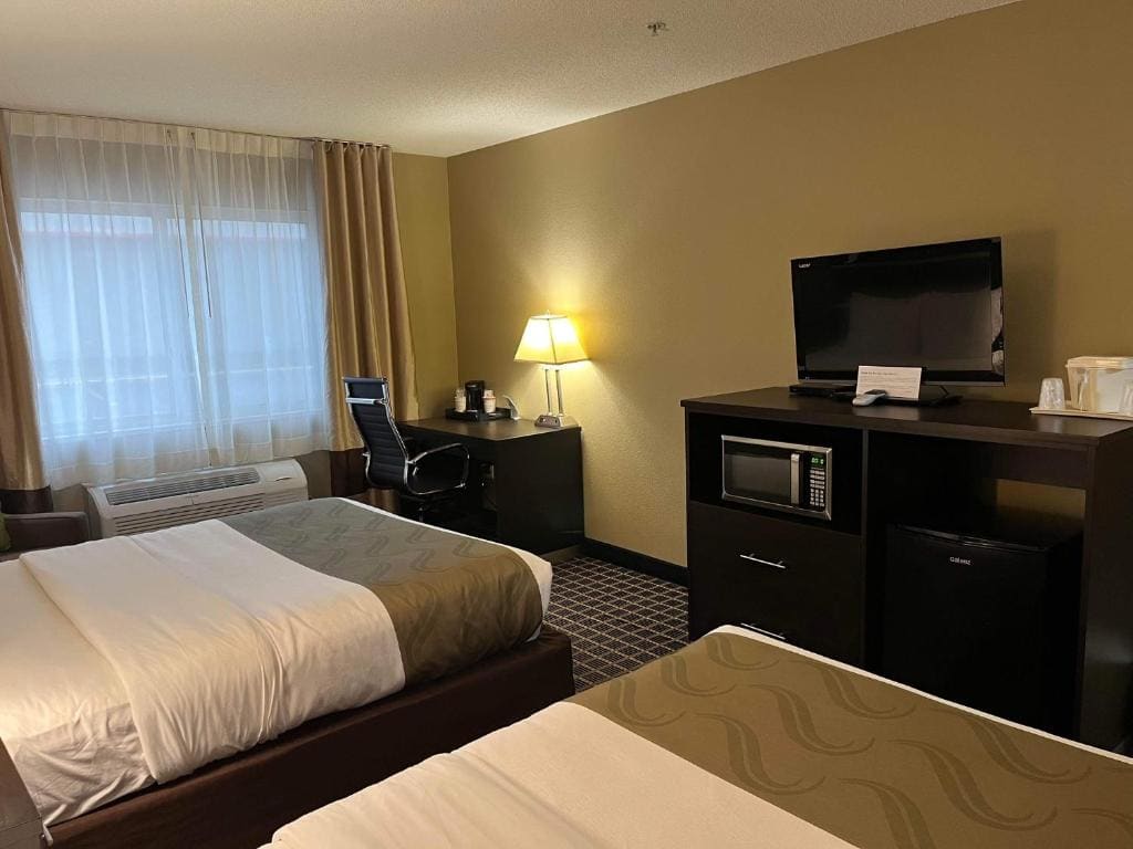 Queen Room with Two Queen Beds - Non-Smoking room - Image 2