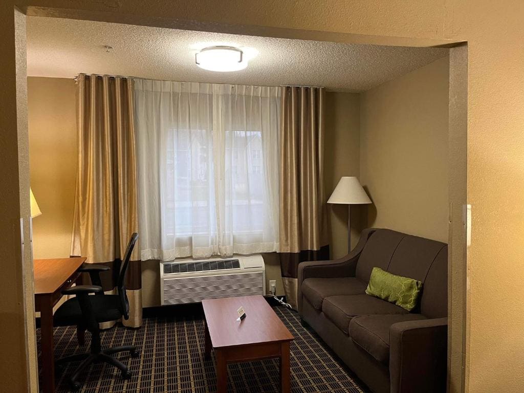 King Suite - Non-Smoking room - Image 1
