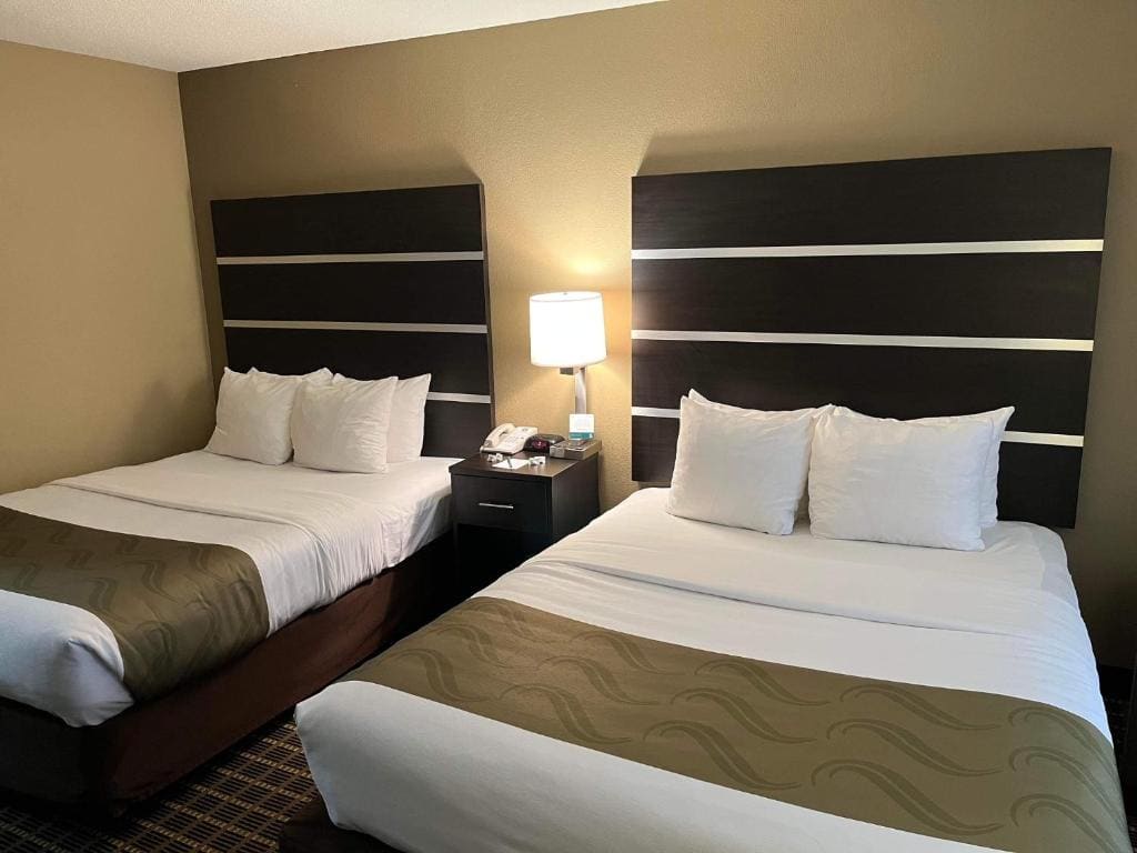 Queen Room with Two Queen Beds - Non-Smoking room - Image 3