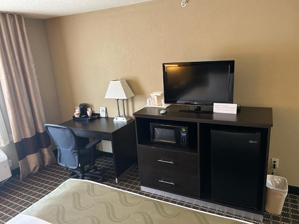 Queen Room - Accessible/Nonsmoking room - Image 2