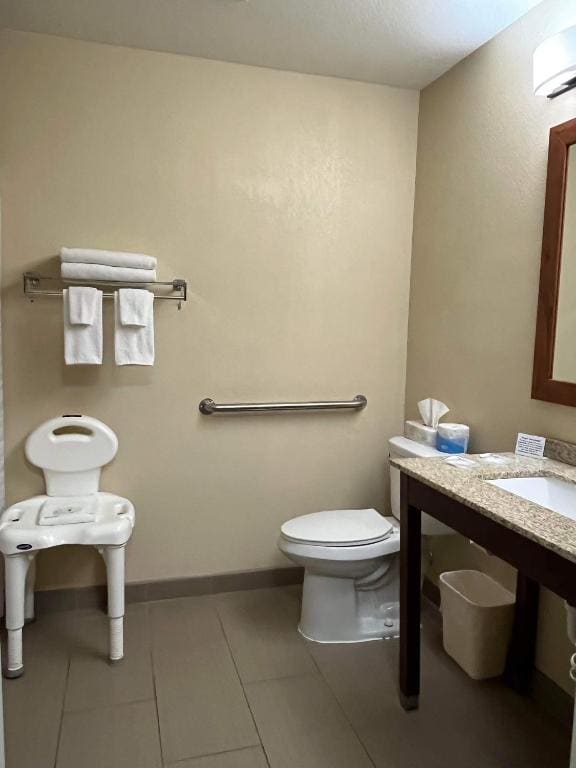 Queen Room - Accessible/Nonsmoking room - Image 3