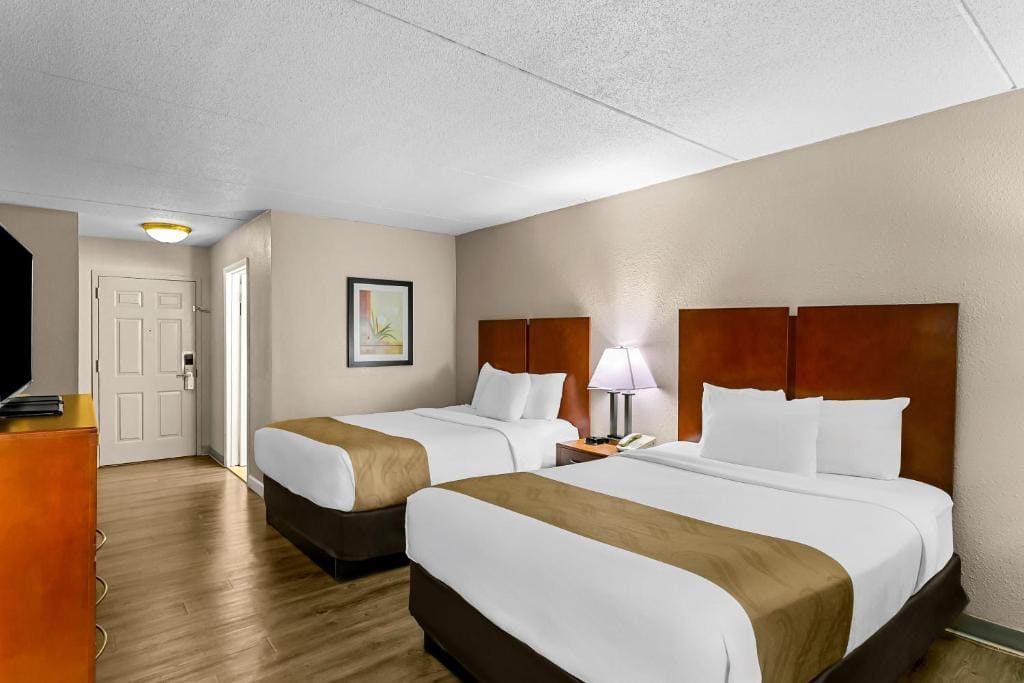 Queen Room with Two Queen Beds - Non Smoking room - Image 1