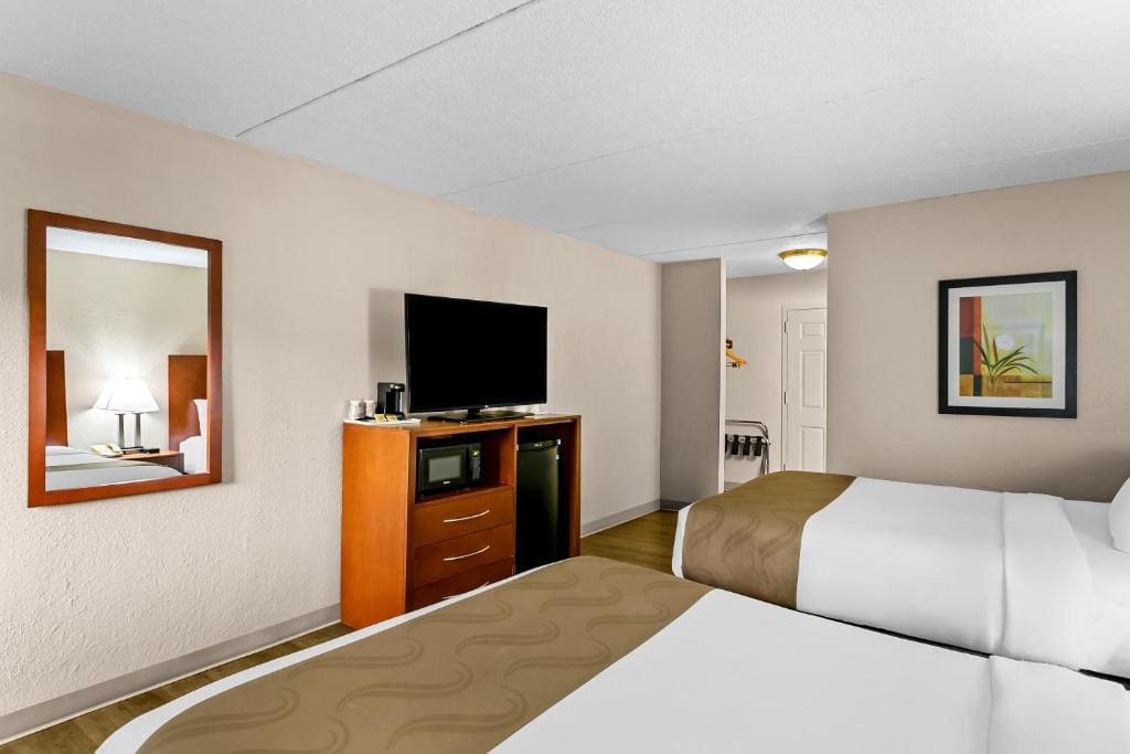 Queen Room with Two Queen Beds - Non Smoking room - Image 2
