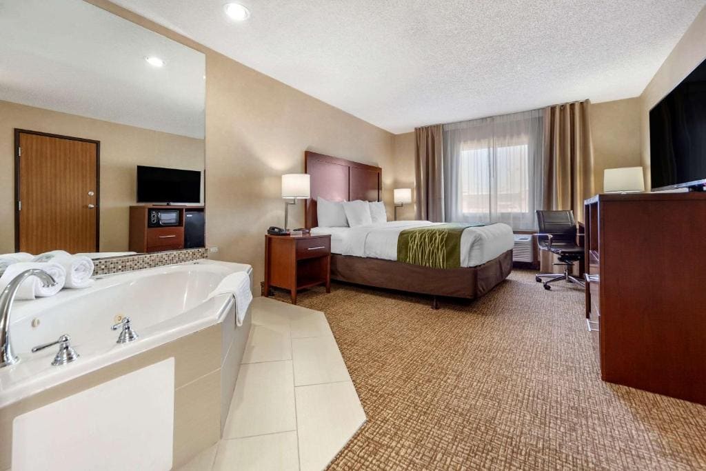 King Room with Hot Tub in Room - Non-Smoking room - Image 2