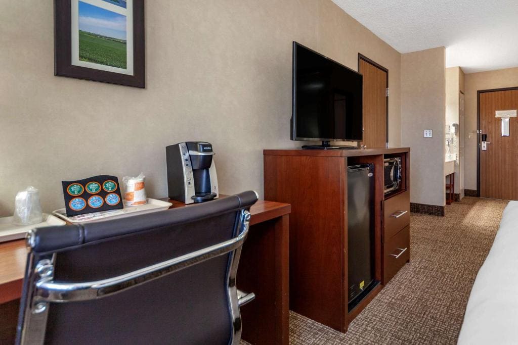 King Room with Hot Tub in Room - Non-Smoking room - Image 3