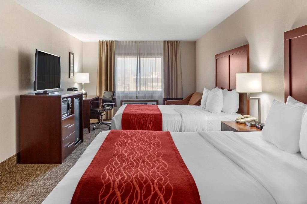 Queen Room with Two Queen Beds - Non-Smoking room - Image 2