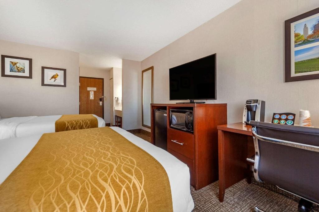 Deluxe Queen Room with Two Queen Beds - Non-Smoking room - Image 2