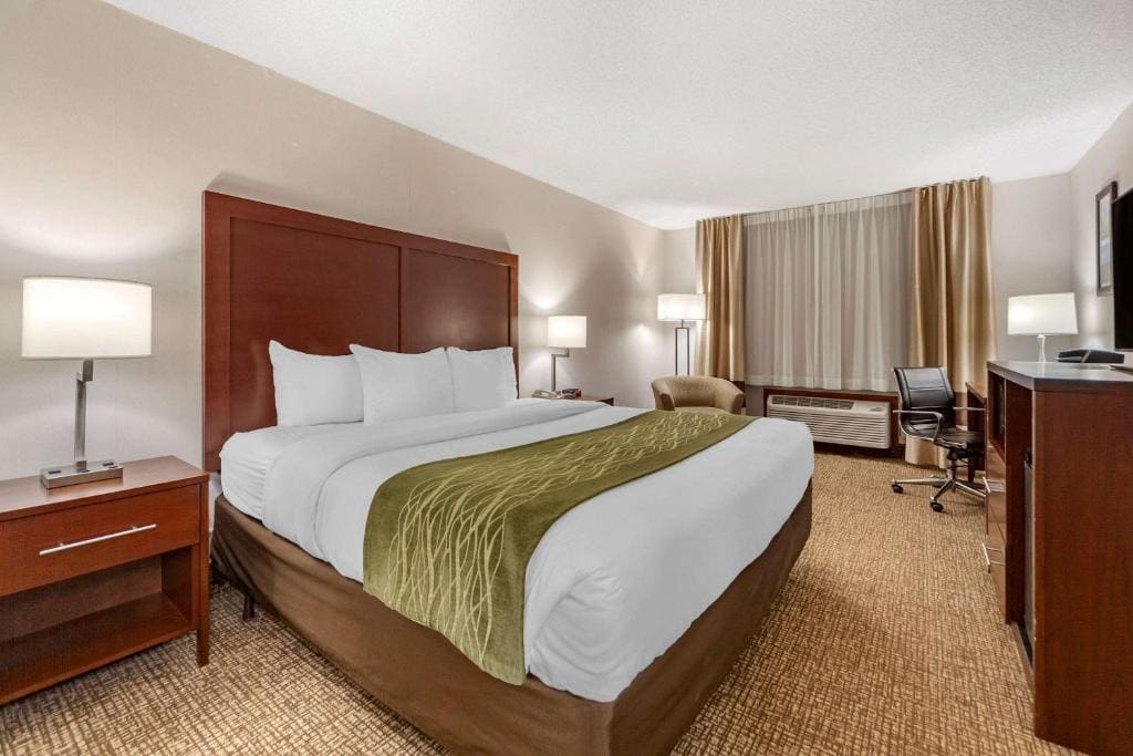 King Room with Hot Tub in Room - Non-Smoking room - Image 1