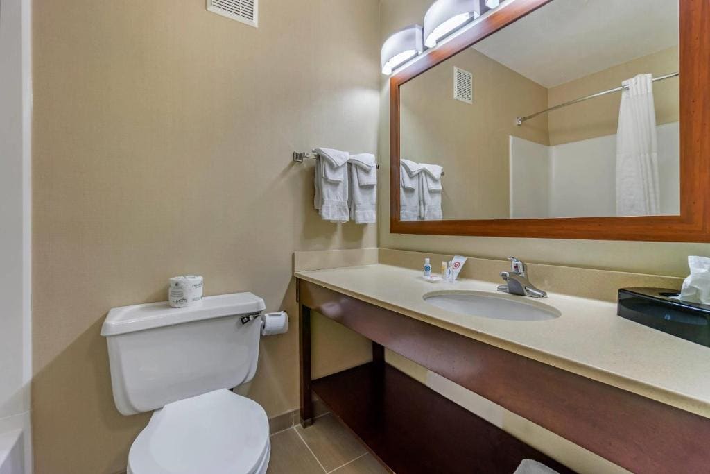 King Suite with Two King Beds - Non-Smoking room - Image 1
