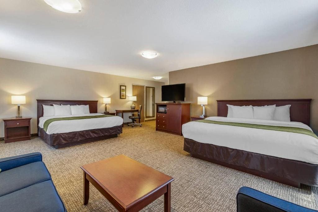 King Suite with Two King Beds - Non-Smoking room - Image 3