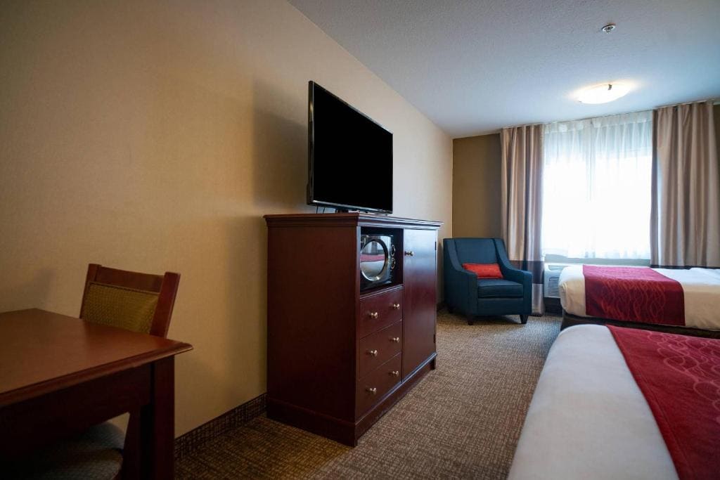 Queen Room with Two Queen Beds - Non-Smoking room - Image 2