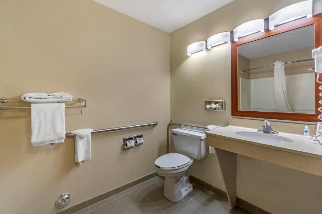 Queen Room - Accessible/Non-Smoking room - Image 2
