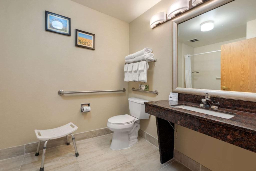 King Room with Accessible Tub - Accessible/Non-Smoking room - Image 2