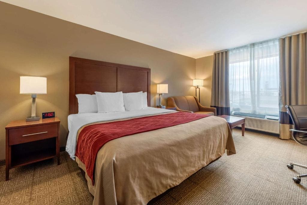 King Room with Roll-In Shower - Accessible/Non-Smoking room - Image 1