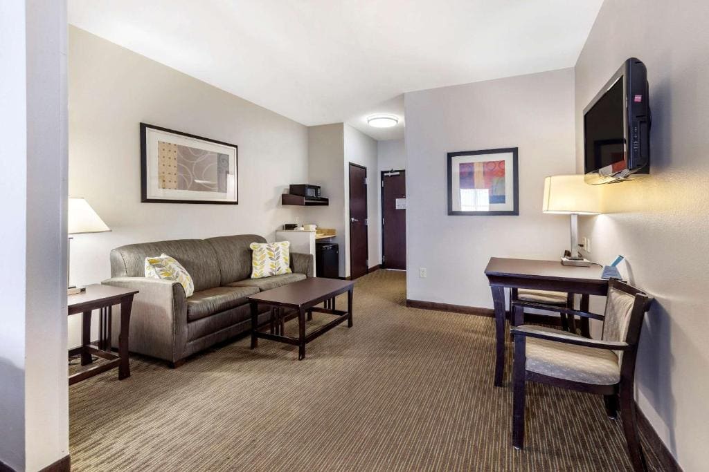 Queen Suite with Two Queen Beds - Non-Smoking room - Image 2