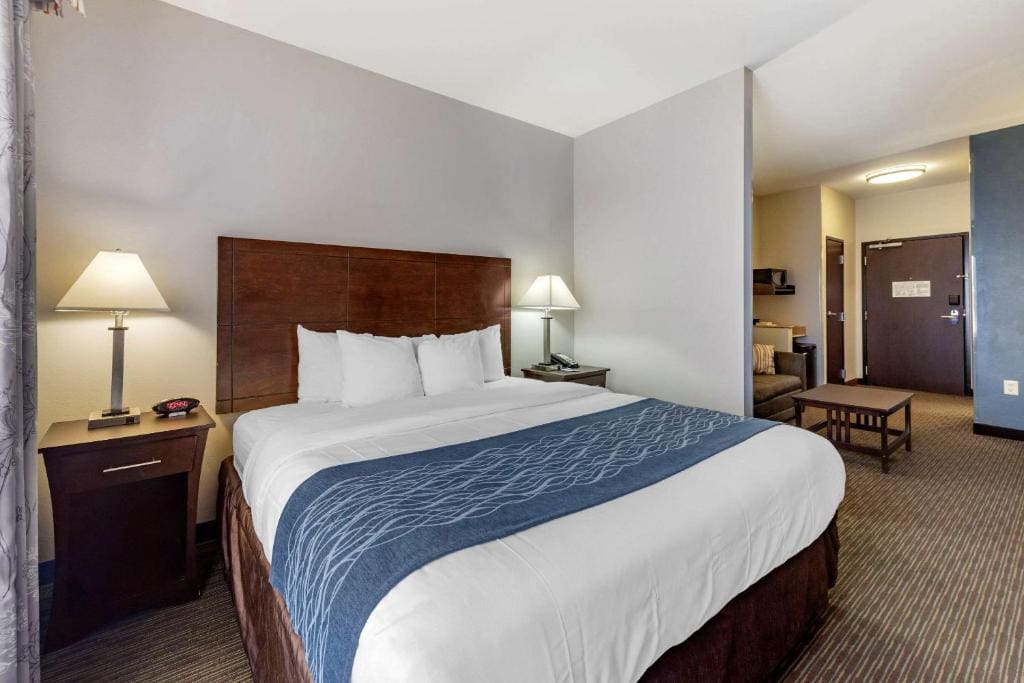 King Suite - Non-Smoking room - Image 1