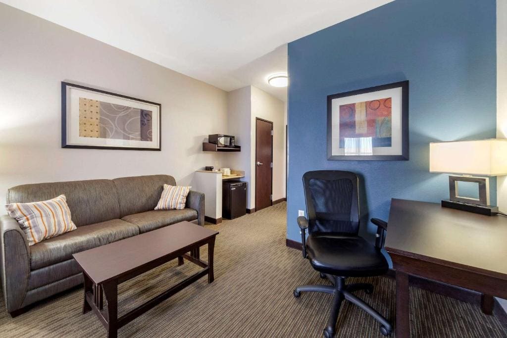 King Suite - Non-Smoking room - Image 2