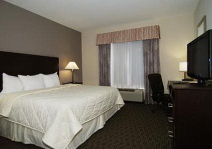 Queen Room with Two Queen Beds - Non-Smoking room - Image 3