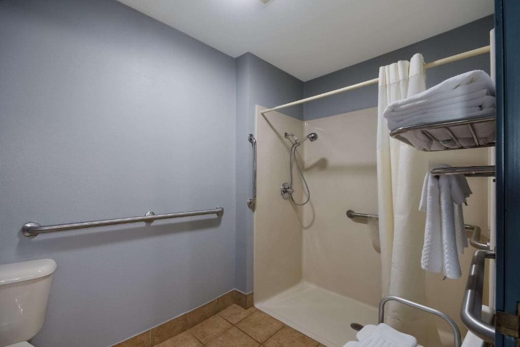 Queen Room with Two Queen Beds - Non-Smoking room - Image 3