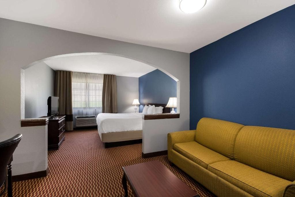 Queen Room with Two Queen Beds - Non-Smoking room - Image 2