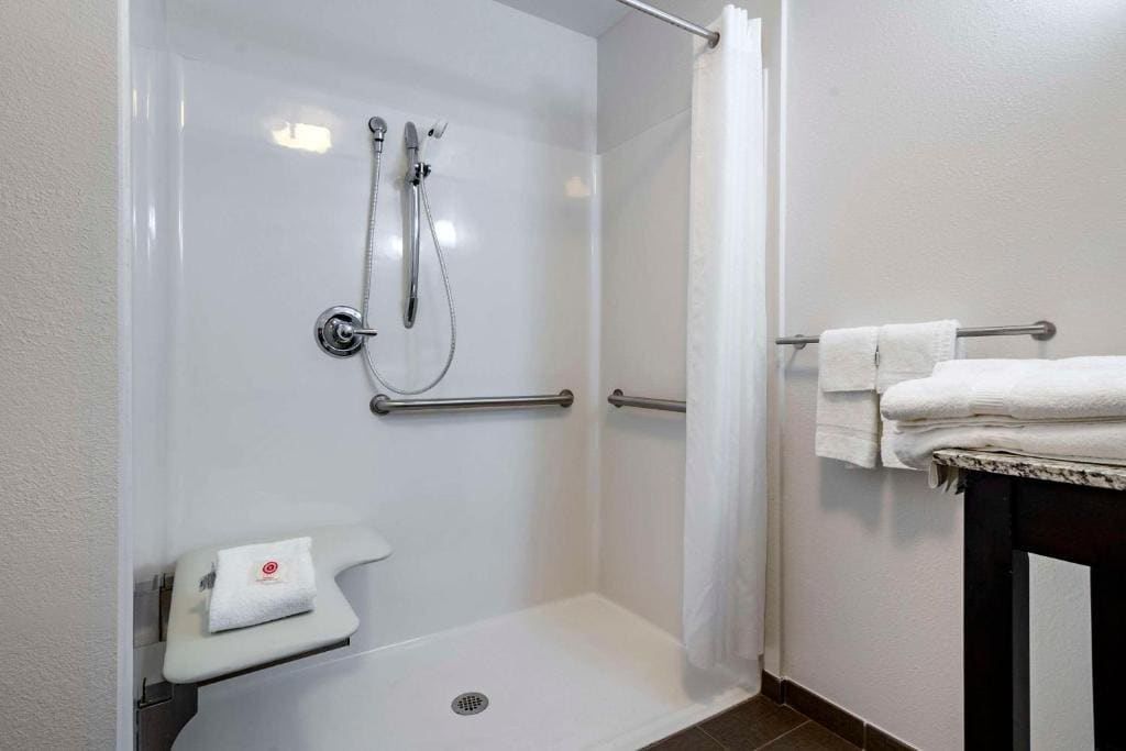 King Room - Hearing Access/Non-Smoking room - Image 2