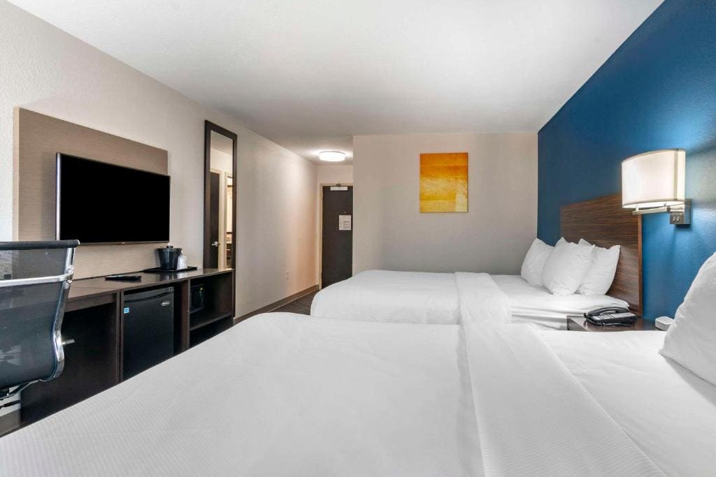 Queen Room with Two Queen Beds - Mobility Access room - Image 1